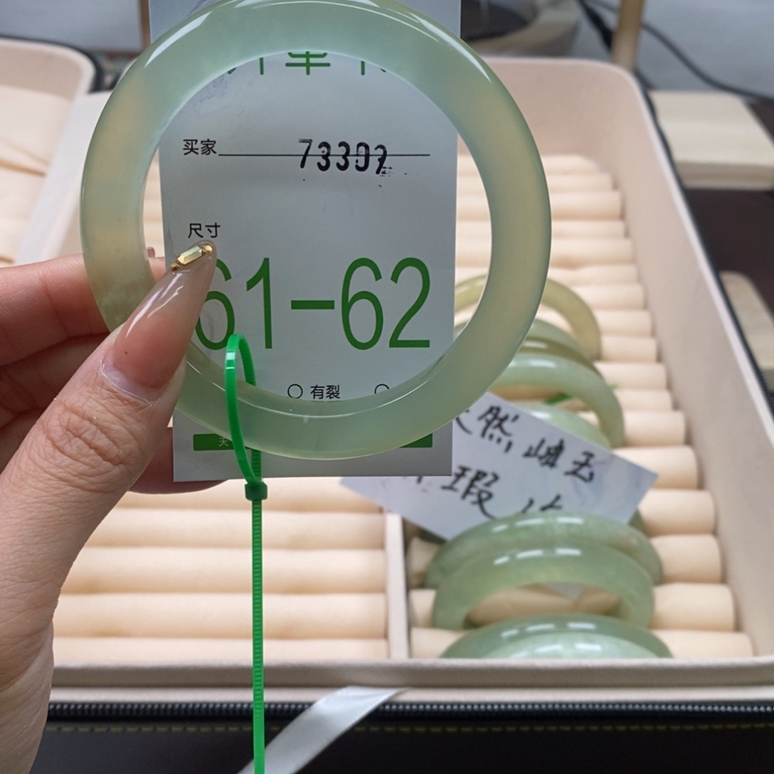 蛇纹石玉手镯未镶嵌