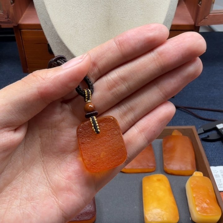 蜜蜡未镶嵌吊坠(赠链)