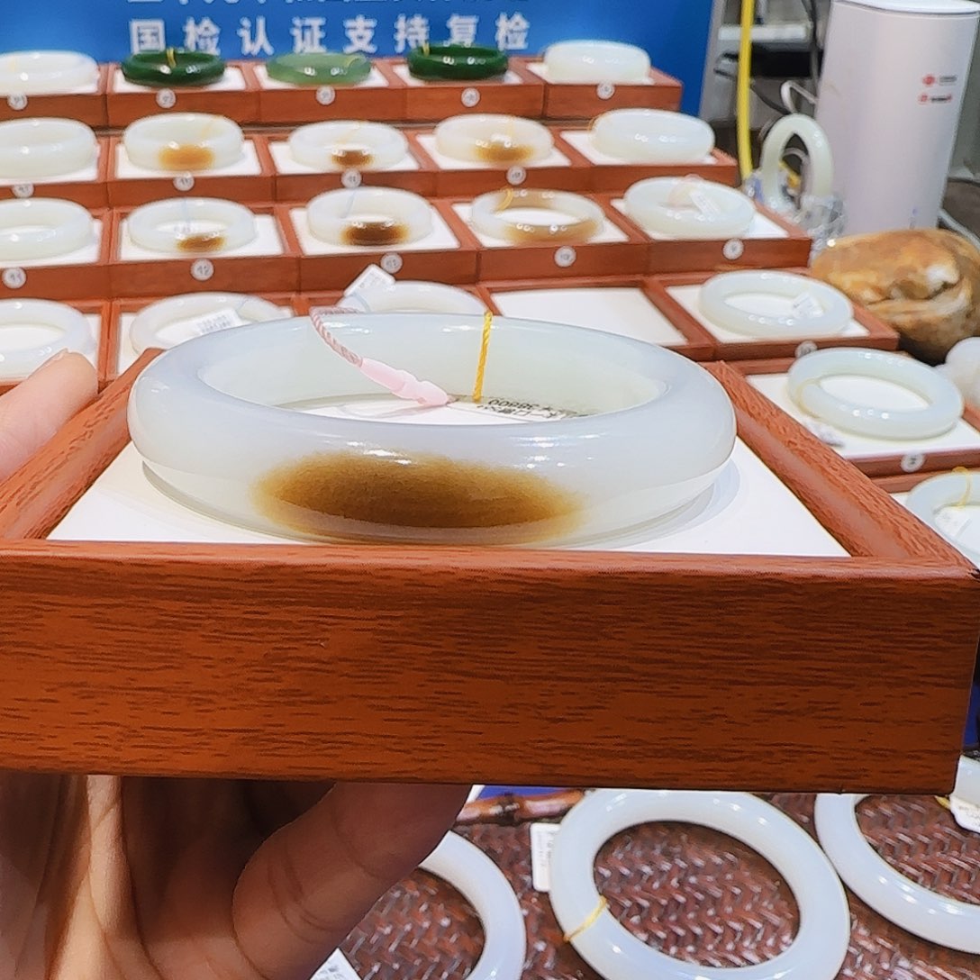 枫***叶和田玉未镶嵌手镯