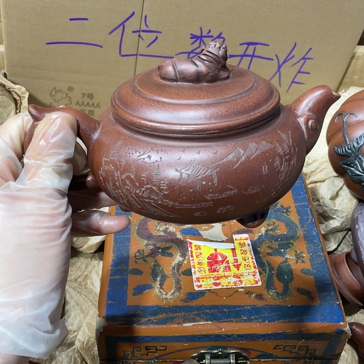 茶壶紫砂。原矿泥料，手工制作的一把紫砂壶。