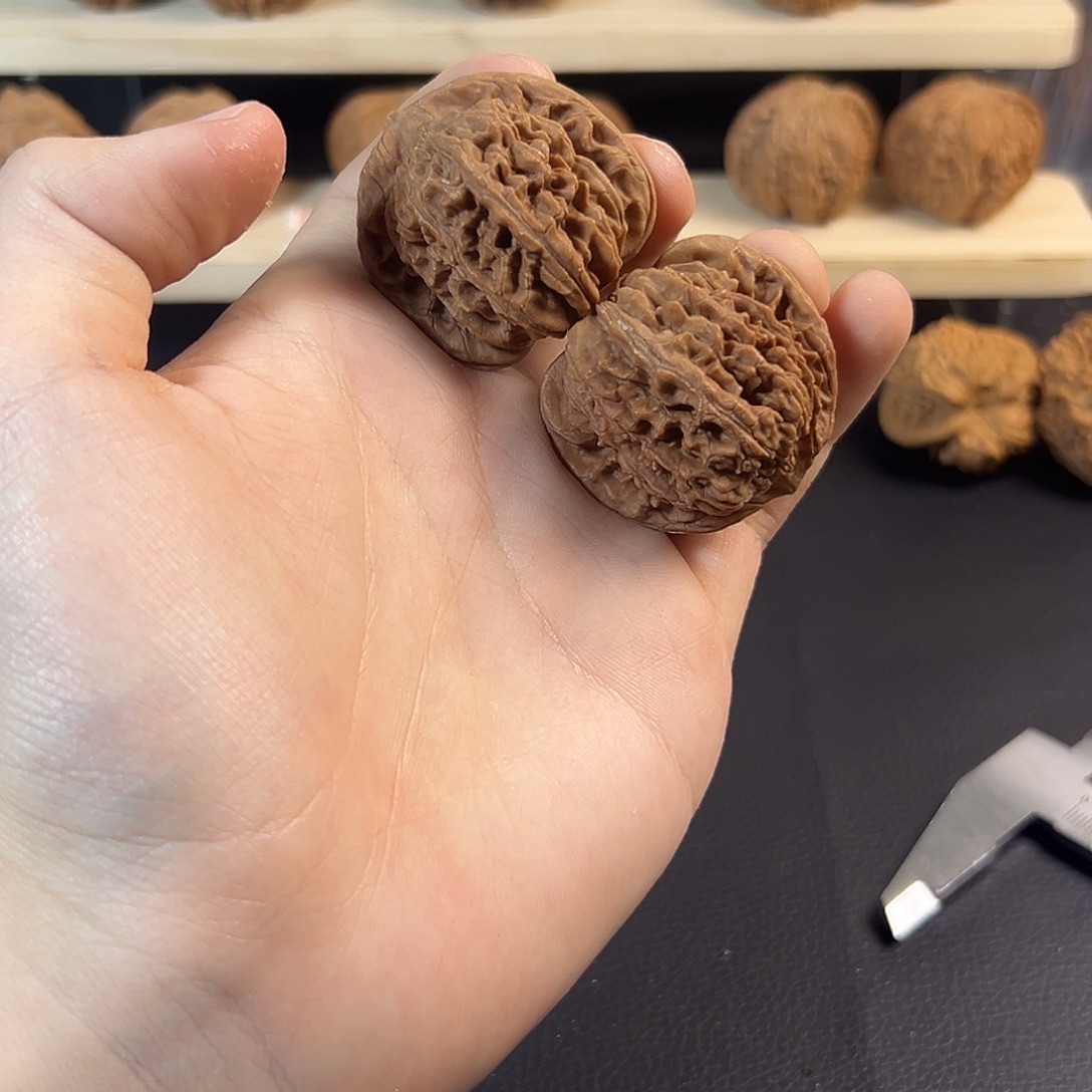 文玩核桃吊坠睡着了