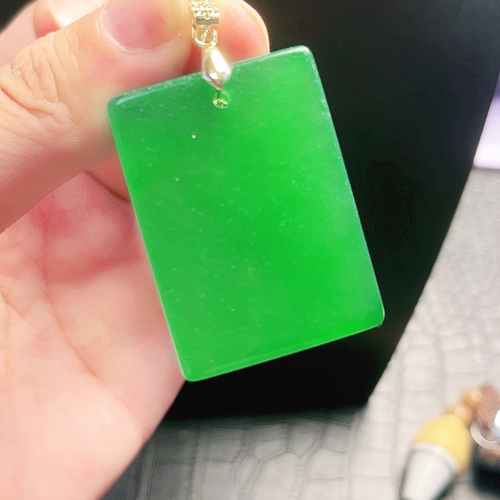 颈饰18K金镶嵌翡翠