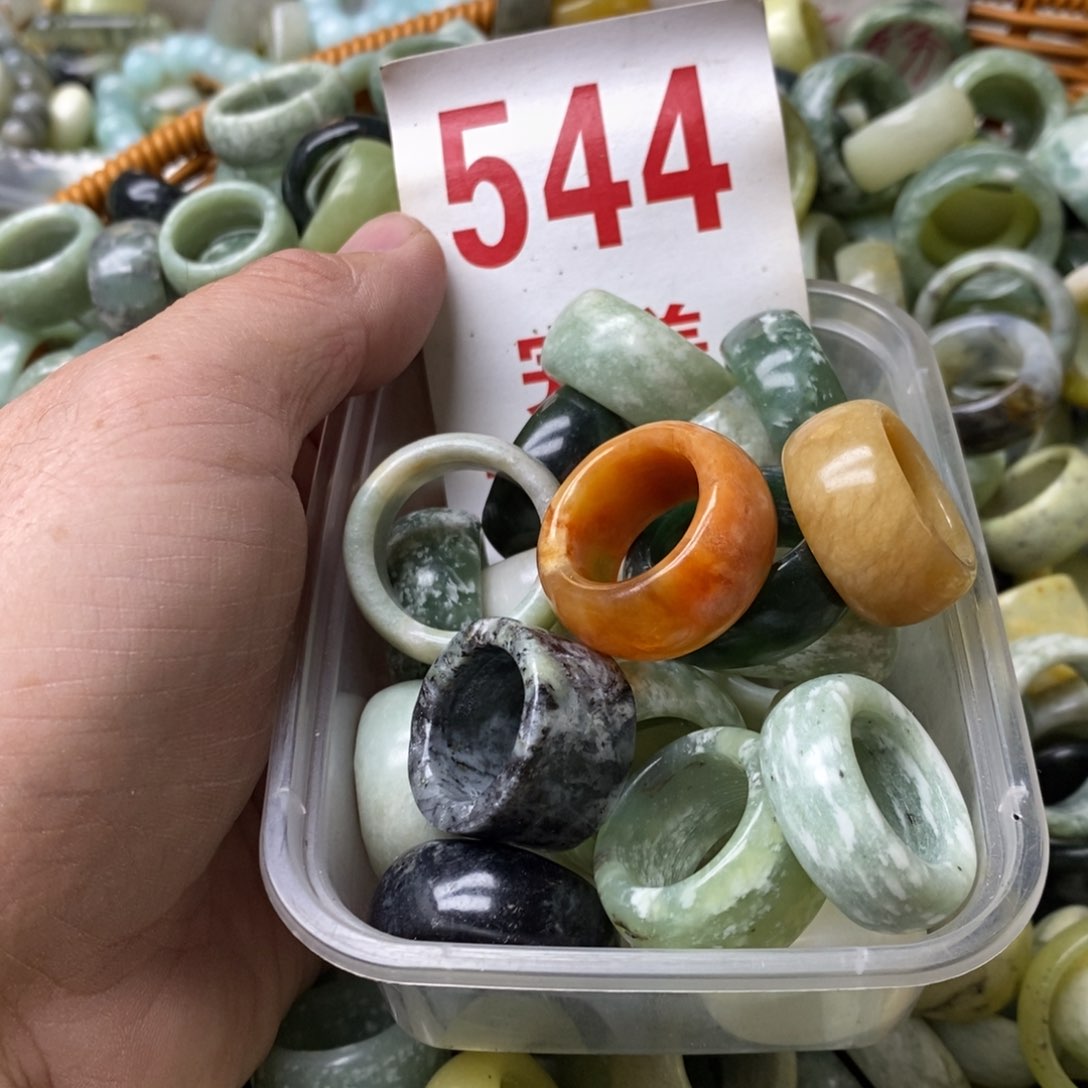 蛇纹石玉挂坠未镶嵌