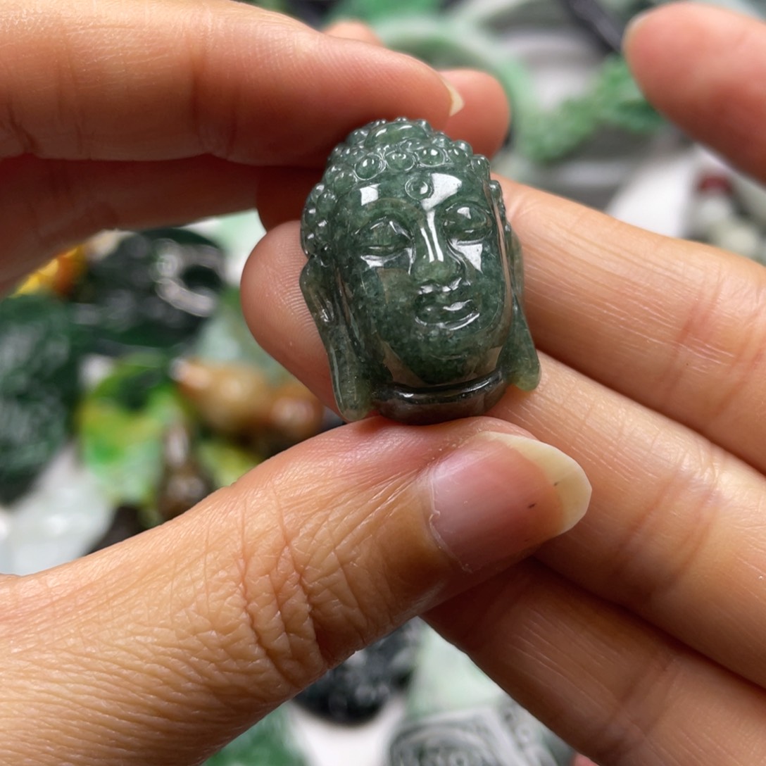 翡翠未镶嵌颈饰牌子