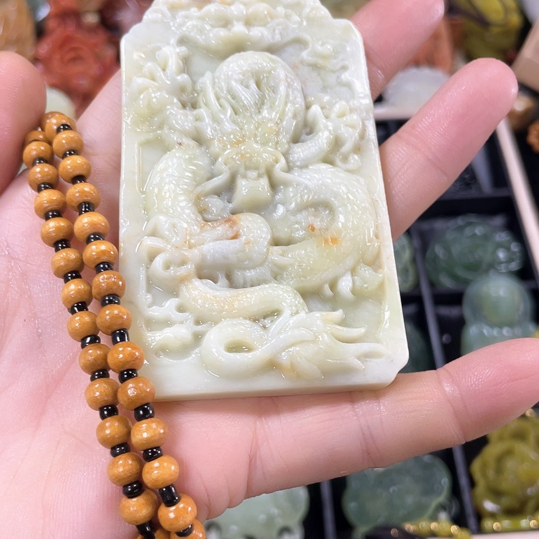 蛇纹石玉颈饰未镶嵌