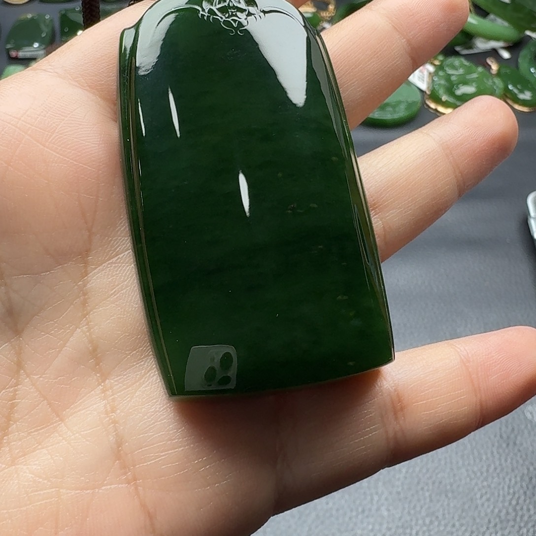 恐***惧和田玉未镶嵌颈饰