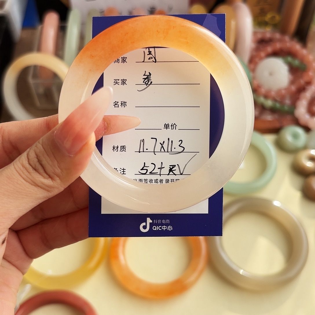 叁***三石英质玉未镶嵌手镯