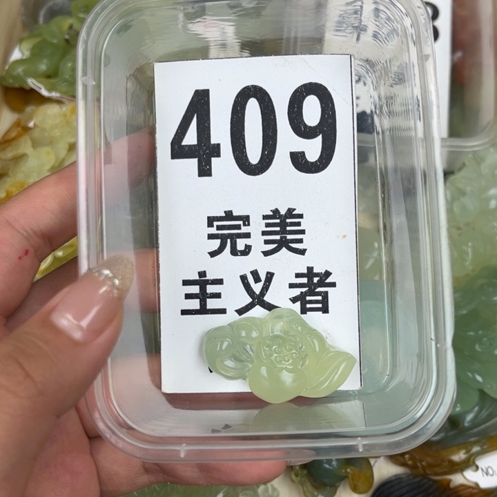 蛇纹石玉足银镀金镶嵌颈饰
