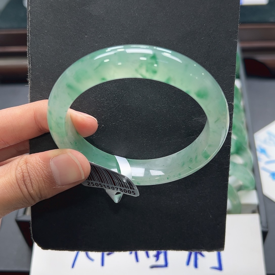 糯***子石英质玉（非洲翠）未镶嵌手镯