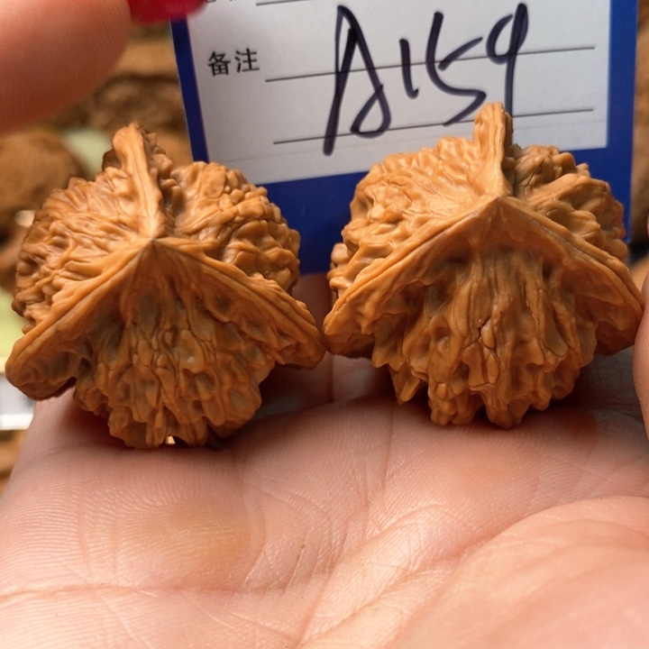桃核吊坠?**头三棱三棱怕冷了