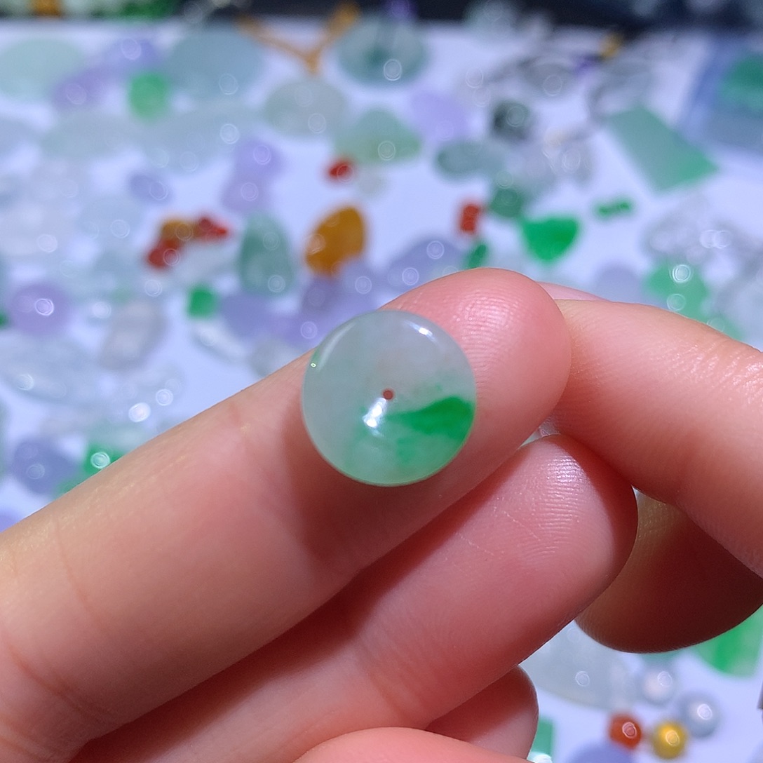 翡翠颈饰未镶嵌小扣