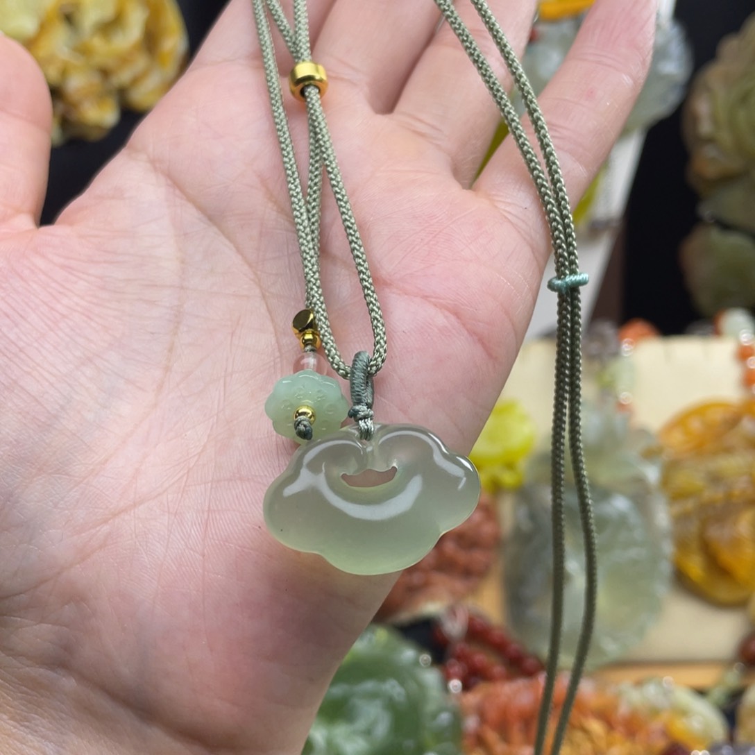 蛇纹石玉未镶嵌颈饰
