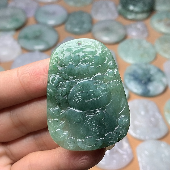 翡翠未镶嵌颈饰招财猫、乌鸡