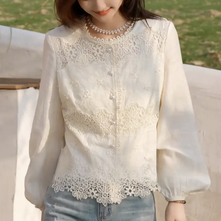 2025春女装花朵蕾丝圆领珍珠扣上衣