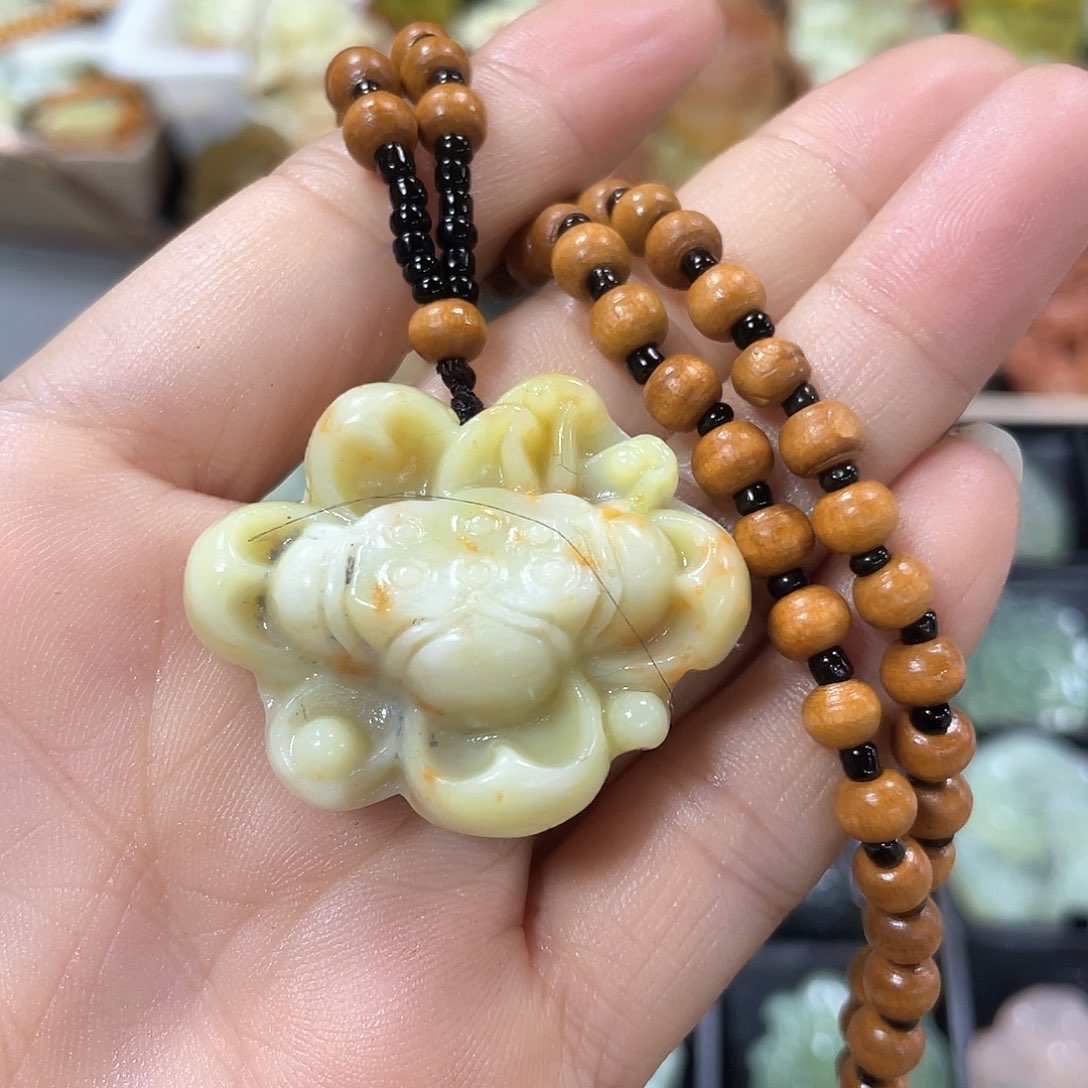 蛇纹石玉颈饰未镶嵌