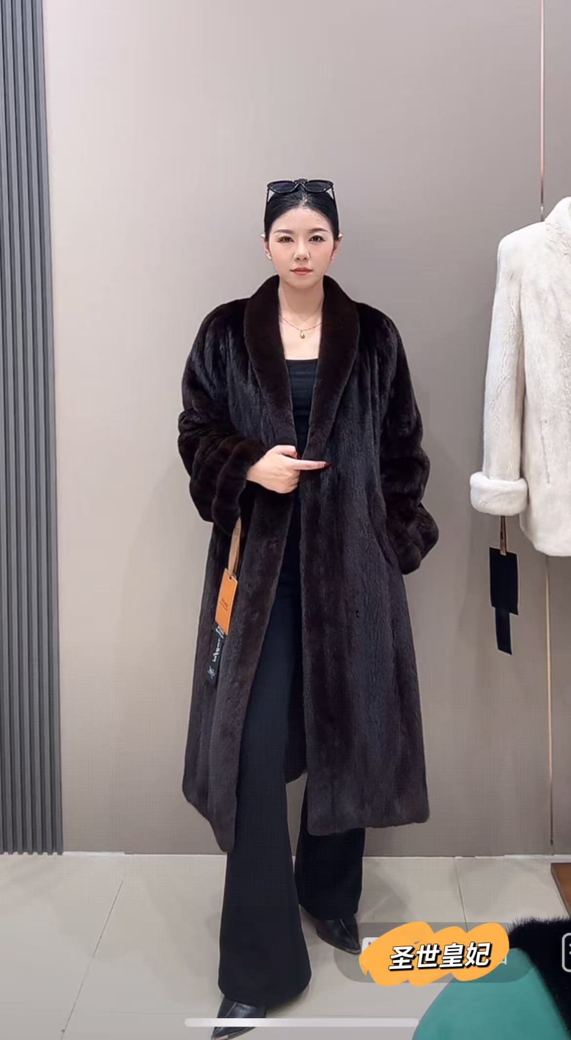 【圣世皇妃】“画报夫人”长款青果领南瓜分刀挽袖