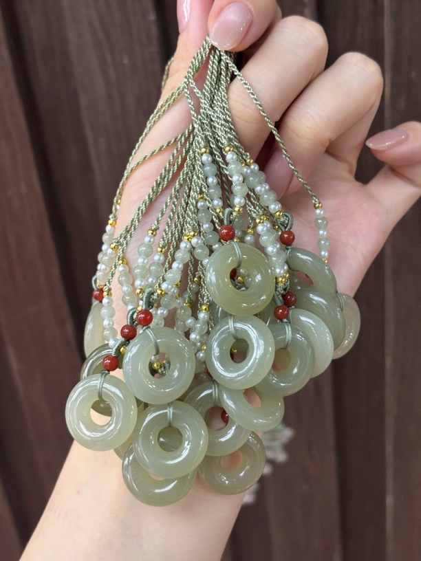 071102WM和田玉青海料甜甜圈吊坠多样性发其一约19.5*5