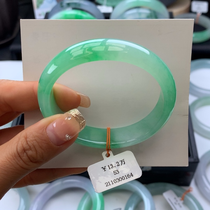 翡翠手镯未镶嵌贵妃