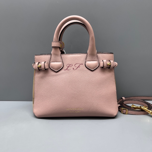 95新 BURBERRY/博柏利 粉色荔枝纹班纳通勤包 尺寸23*16 SV18777