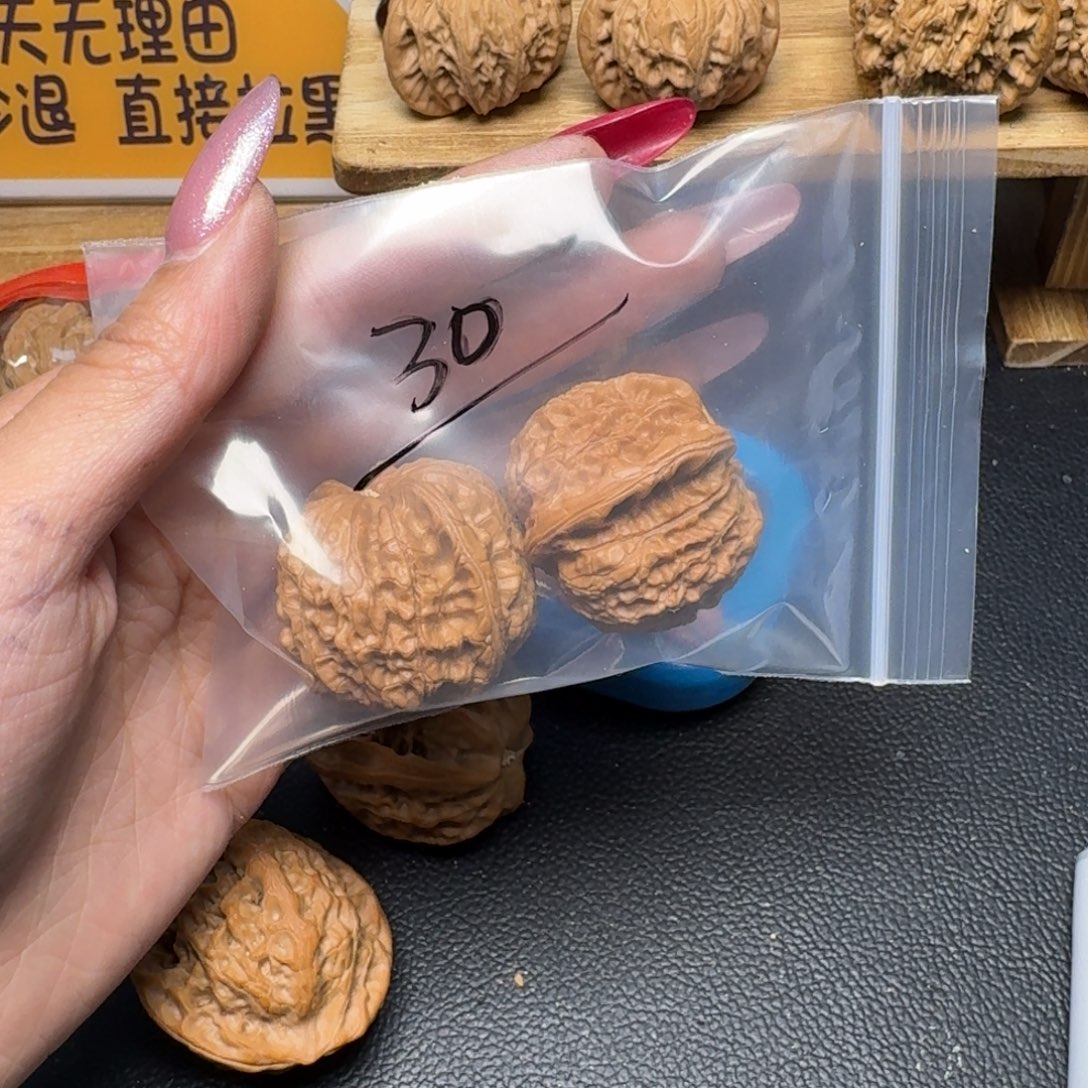 文玩核桃吊坠血麒麟