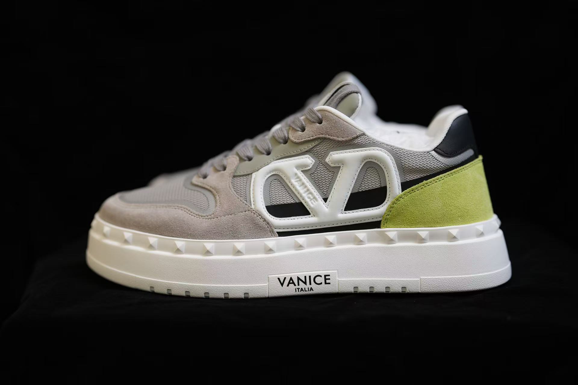 轻奢时尚休闲潮流舒适男士百搭休闲板鞋