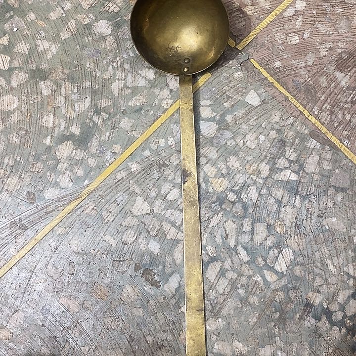 天**此老式铜器古朴厚重