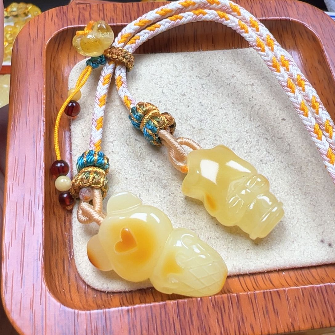 琥珀吊坠(不含链)未镶嵌?