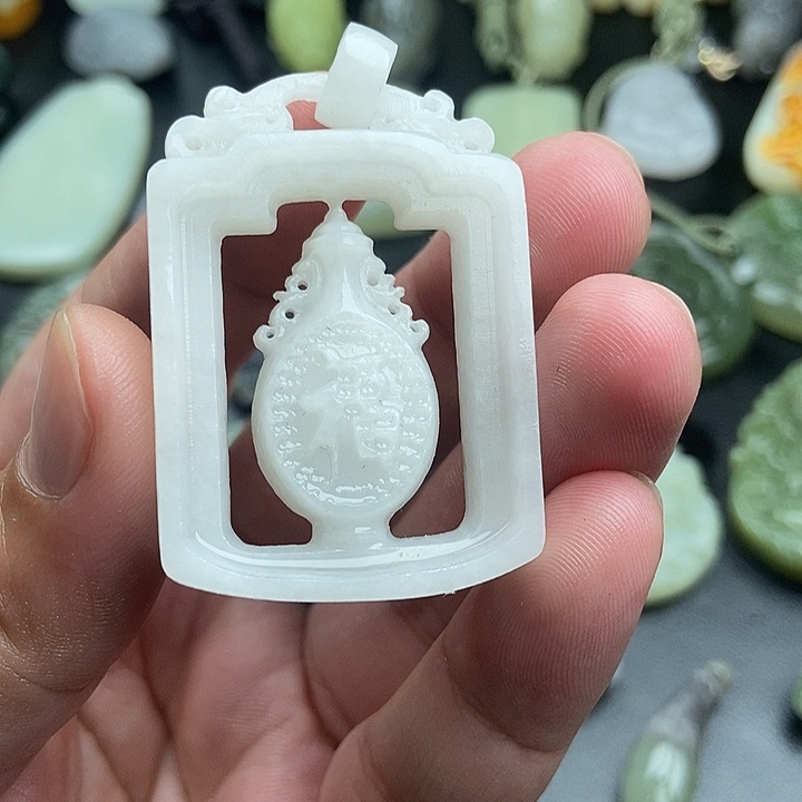 狼***伍和田玉未镶嵌颈饰