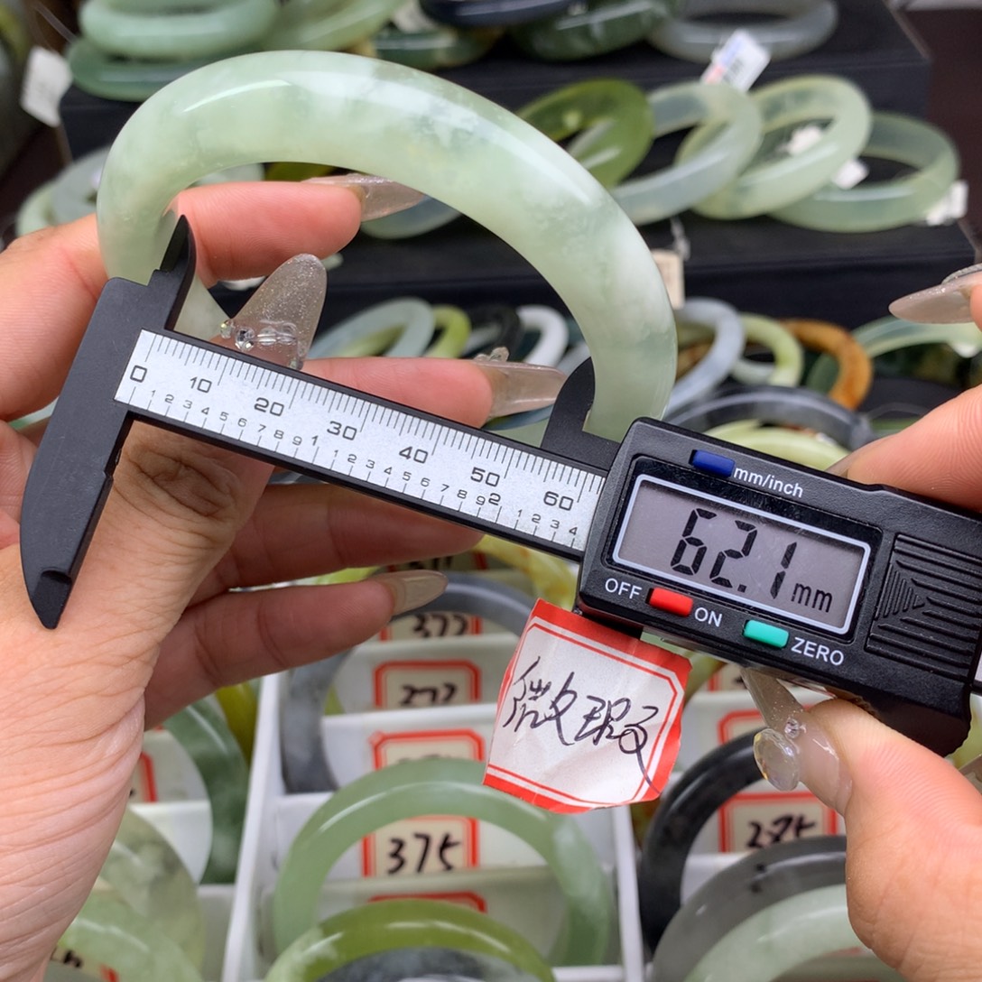 S***凡未镶嵌蛇纹石玉手镯2128