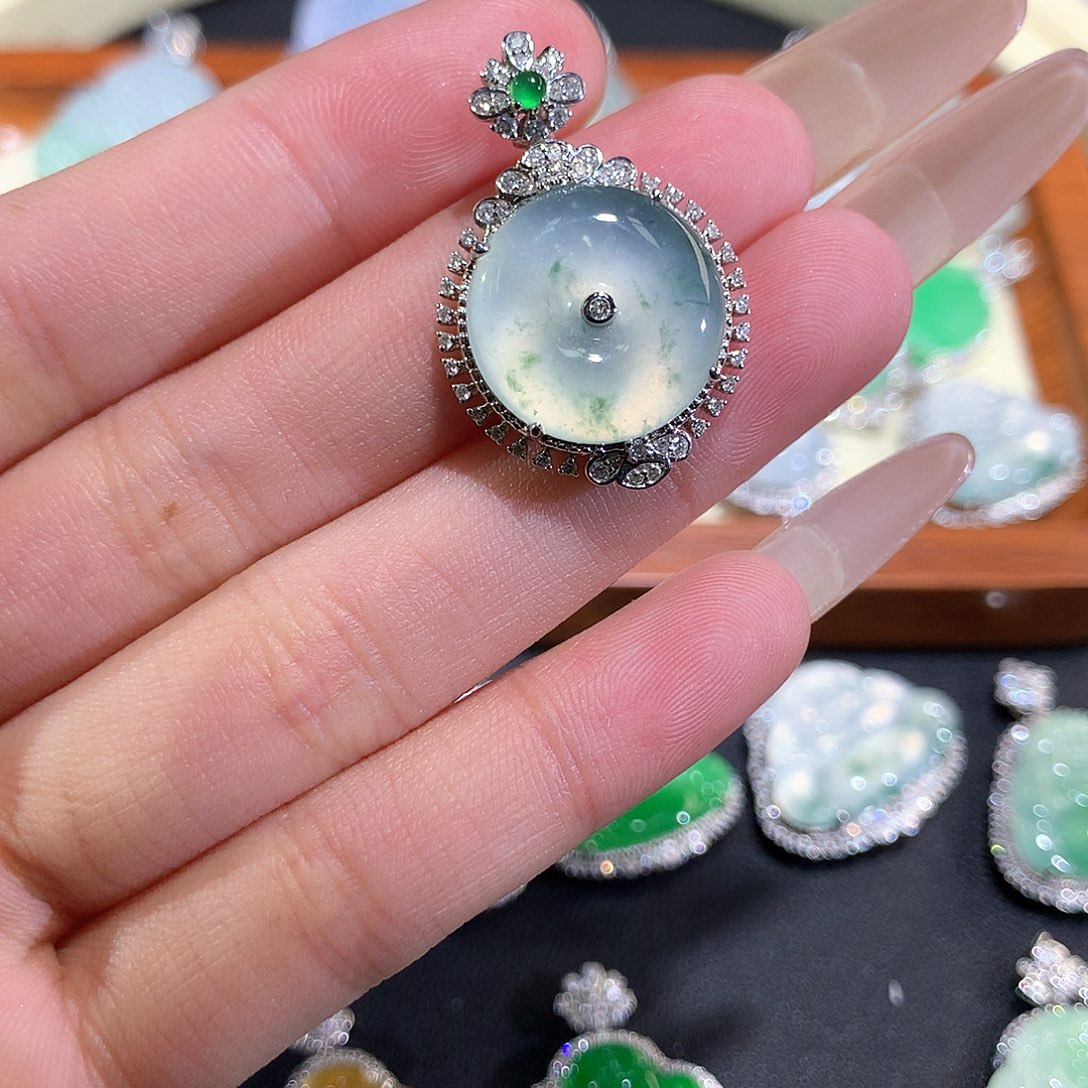 翡翠18K金镶嵌颈饰蓝水飘花平安扣