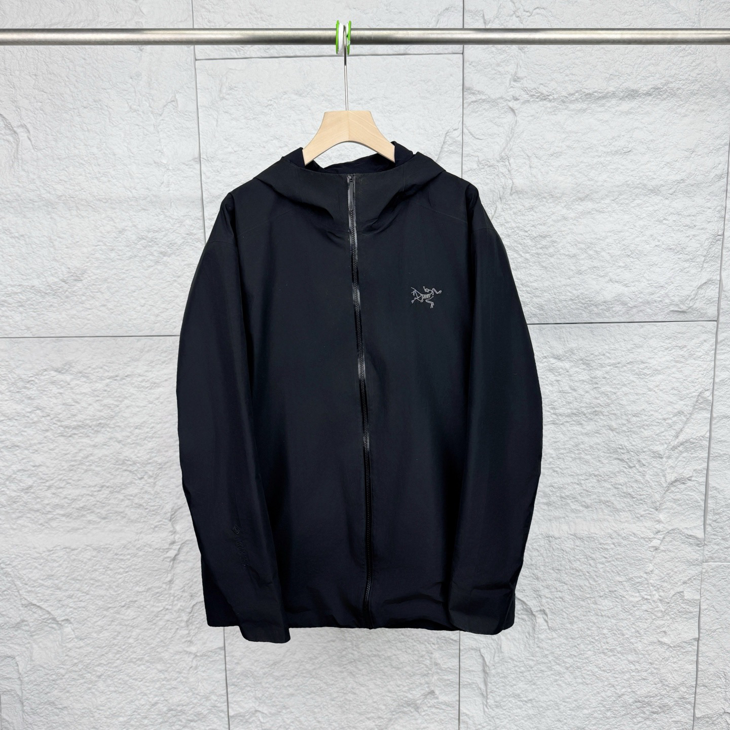 99新 ARC'TERYX/始祖鸟 XXL码/黑色logo刺绣连帽外套/17997120