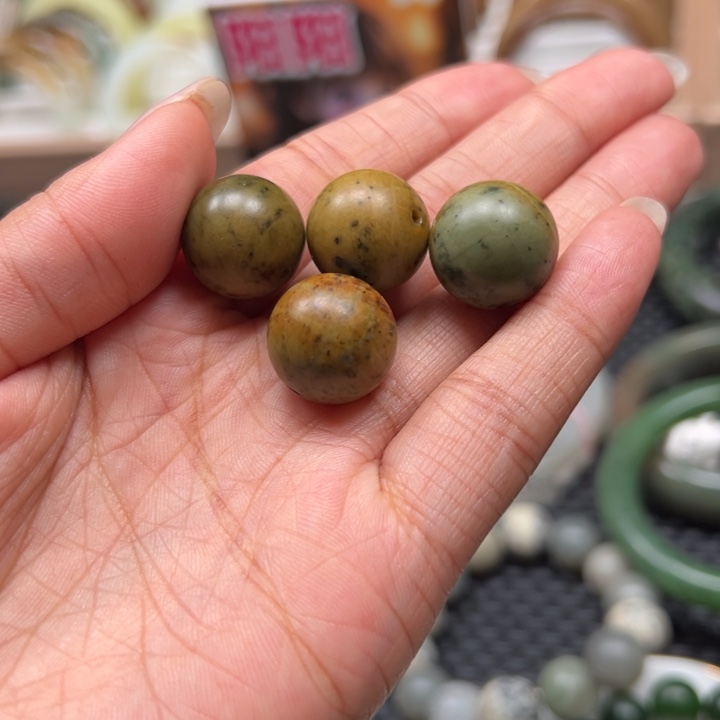 和田玉手镯未镶嵌小****影