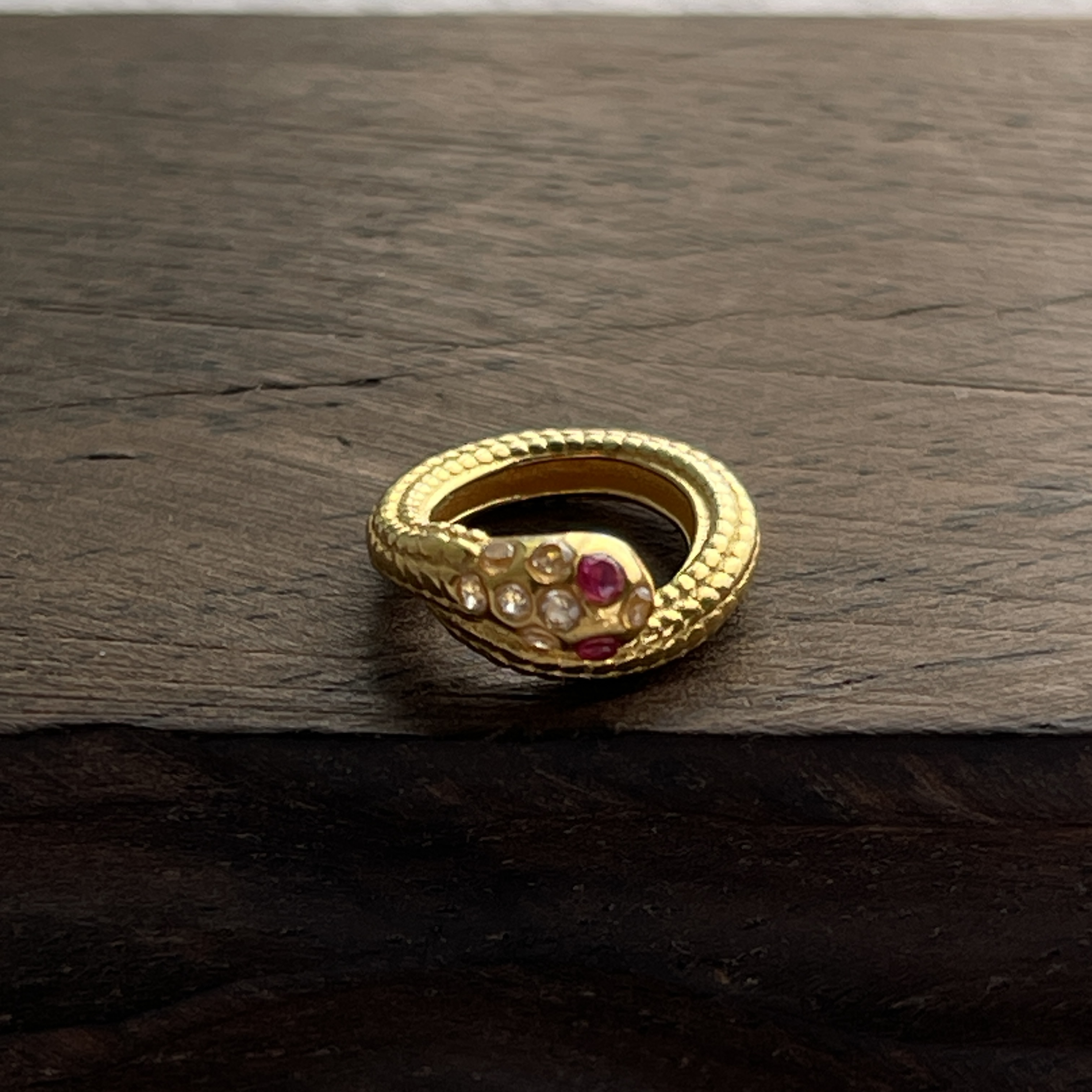 【彩矿】18K金灵蛇跑环。内径7mm