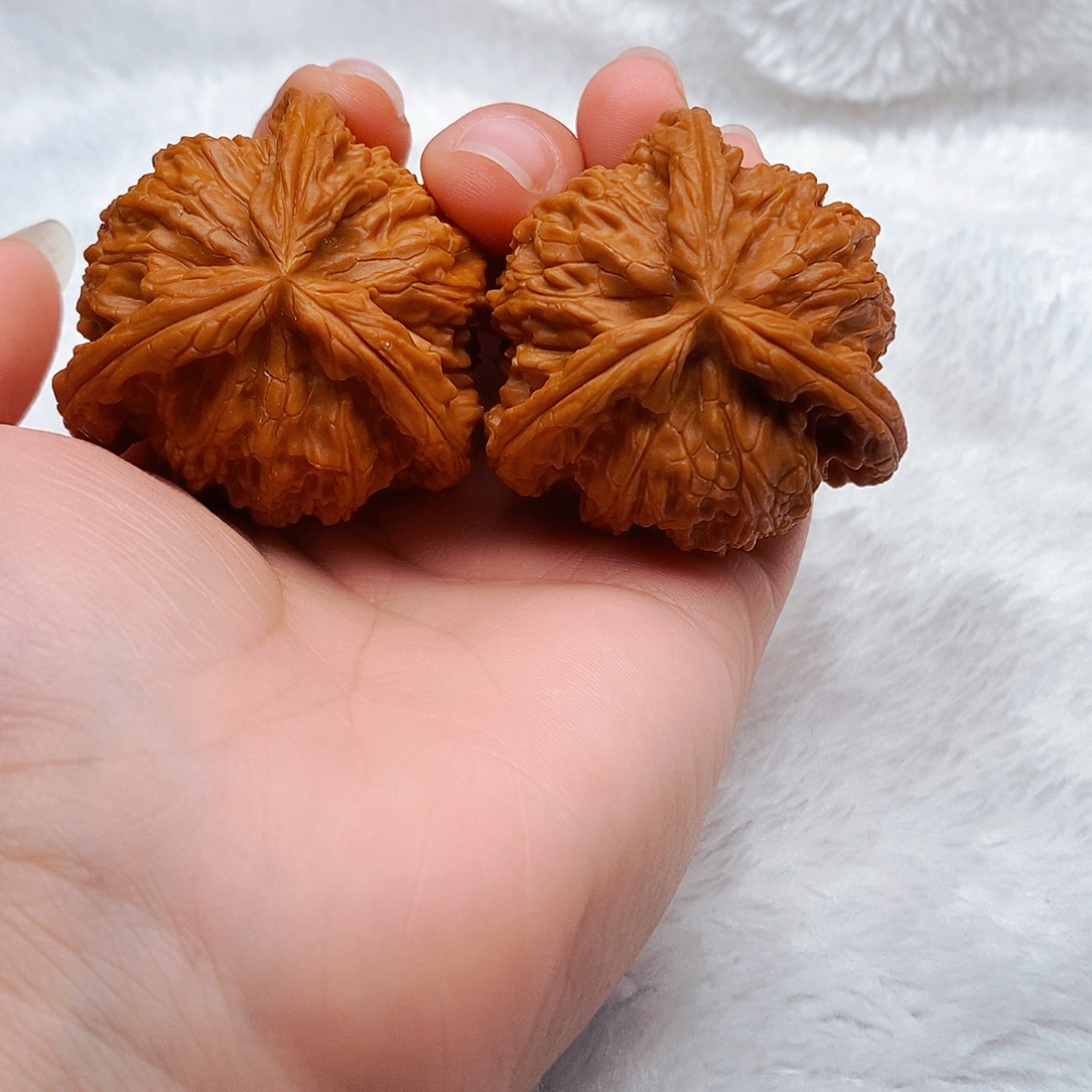 K***歌吊坠文玩核桃三棱