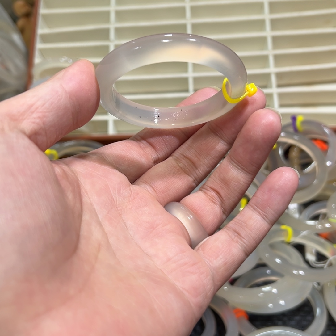 玛瑙/玉髓未镶嵌手镯52圈微瑕1.5