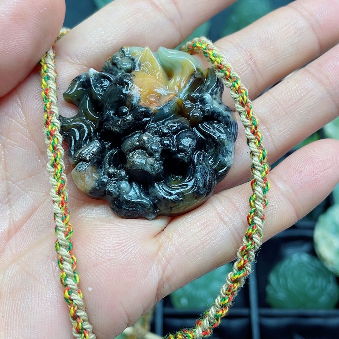 蛇纹石玉未镶嵌颈饰