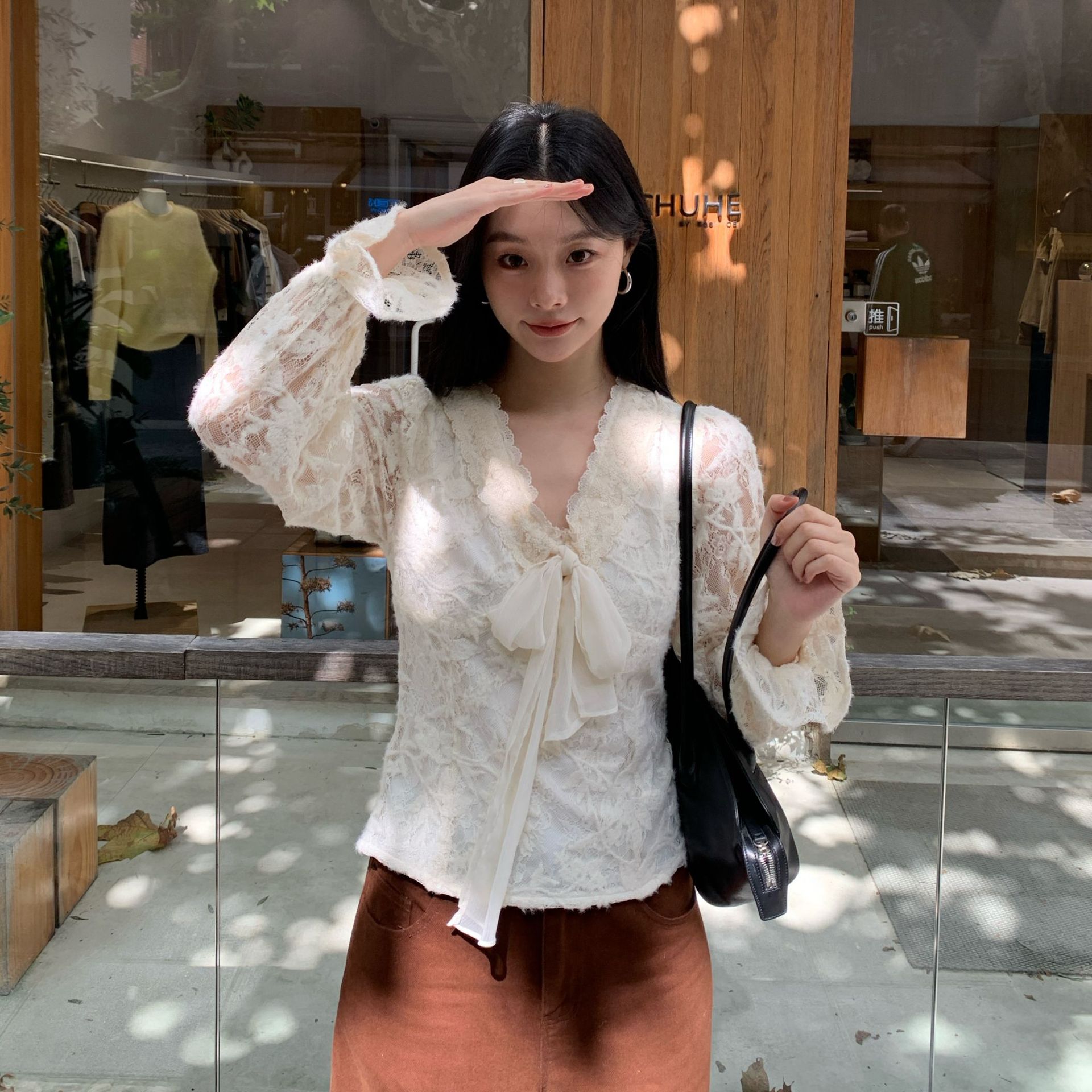 广州十三行25冬法式温柔气质V领系带蝴蝶结镂空蕾丝衫F7056