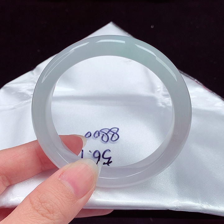 翡翠手镯未镶嵌翡翠