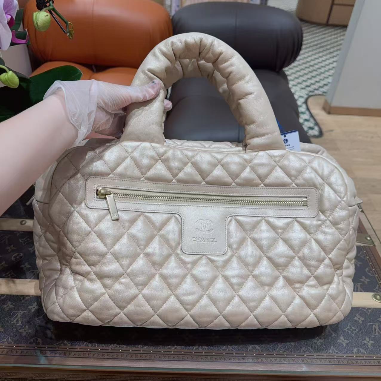 99新 Chanel/香奈儿 金属金色羽绒保龄球手提包 13开 