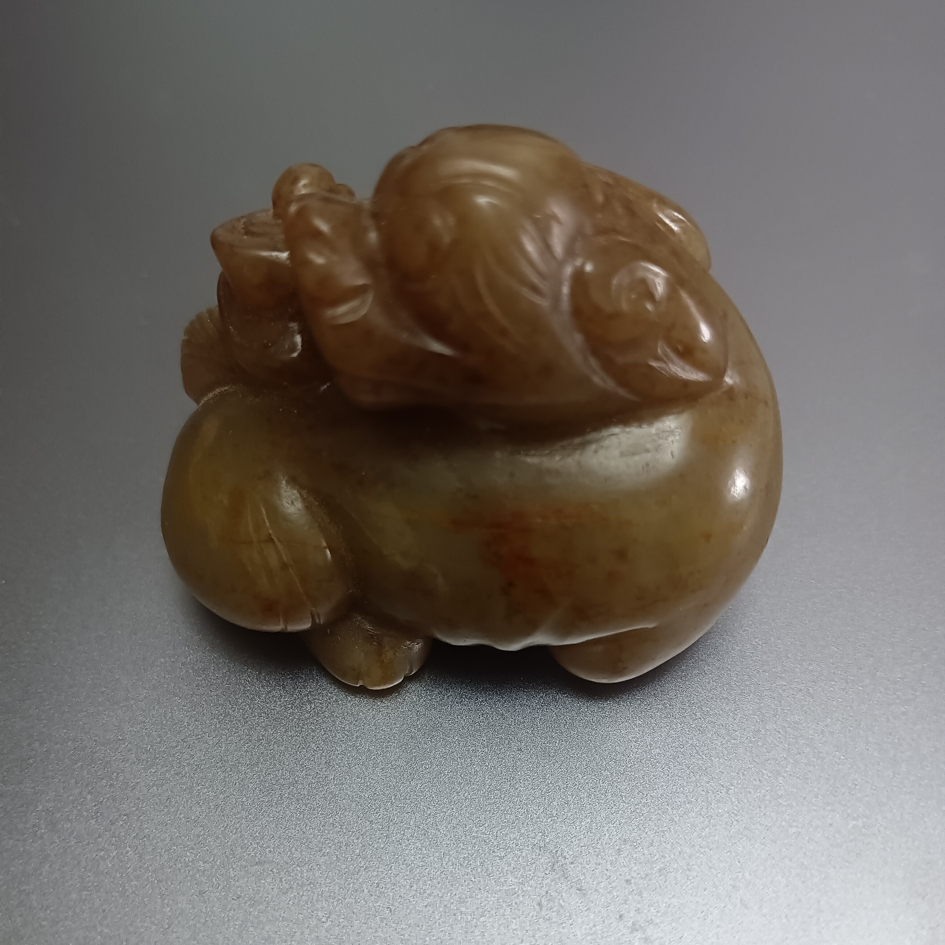 天然和田玉手工雕刻瑞兽把件可收藏