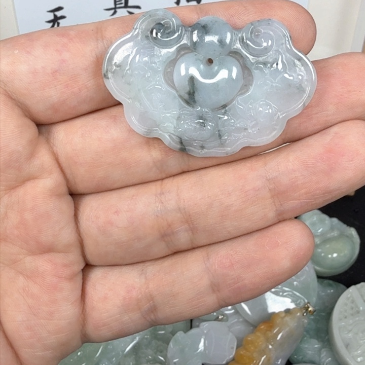 翡翠挂件未镶嵌翡翠