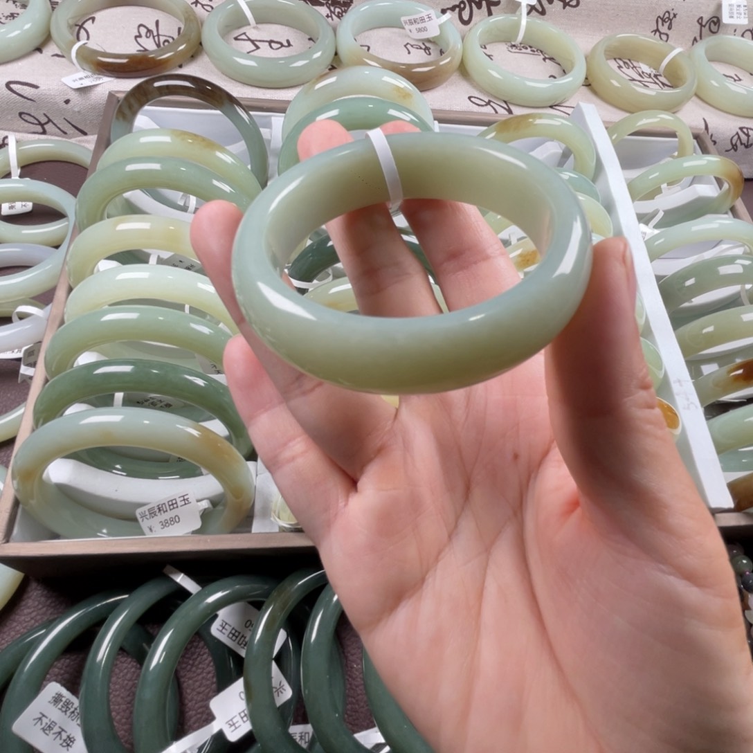 和田玉手镯未镶嵌