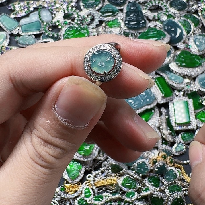 翡翠颈饰未镶嵌天然A货翡翠放漏