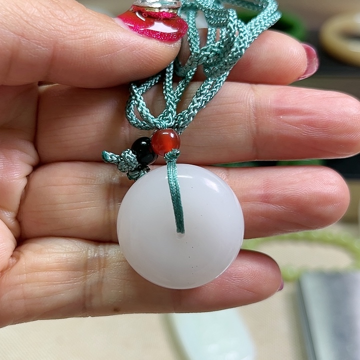 石英质玉颈饰未镶嵌李****)