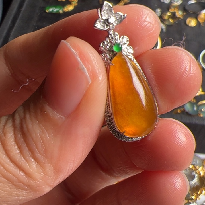 翡翠吊坠(不含链)18K金镶嵌翡翠吊坠项链