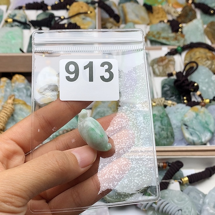 翡翠颈饰未镶嵌不**老翡翠