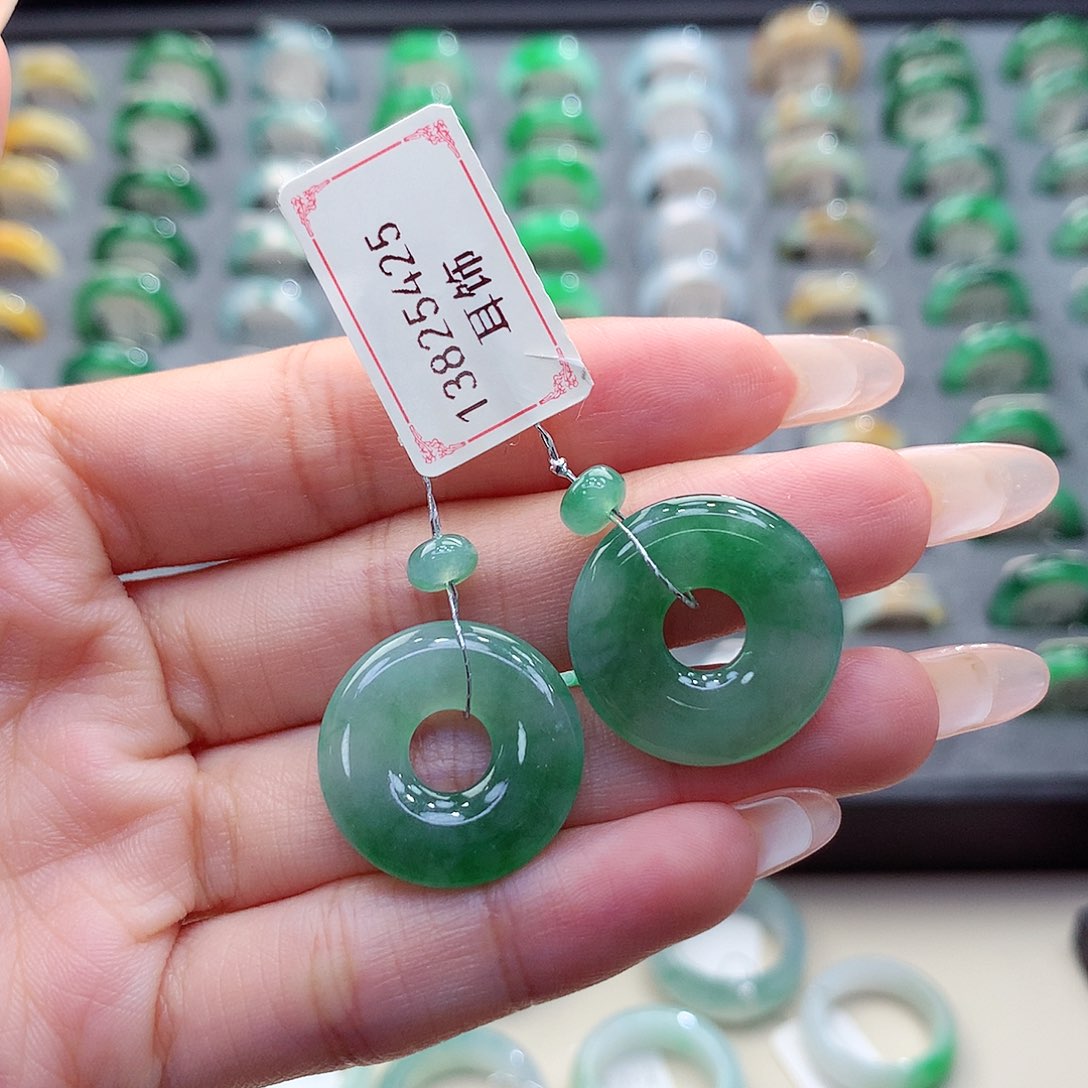 未镶嵌戒圈翡翠?甜甜圈