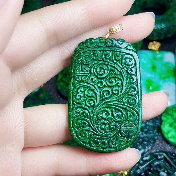 翡翠18K金镶嵌颈饰多样性