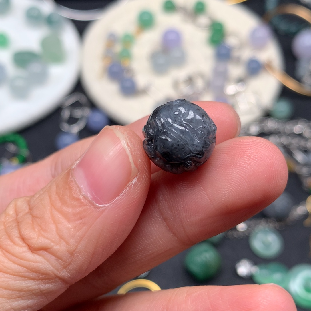 柠****翡翠未镶嵌颈饰珠子