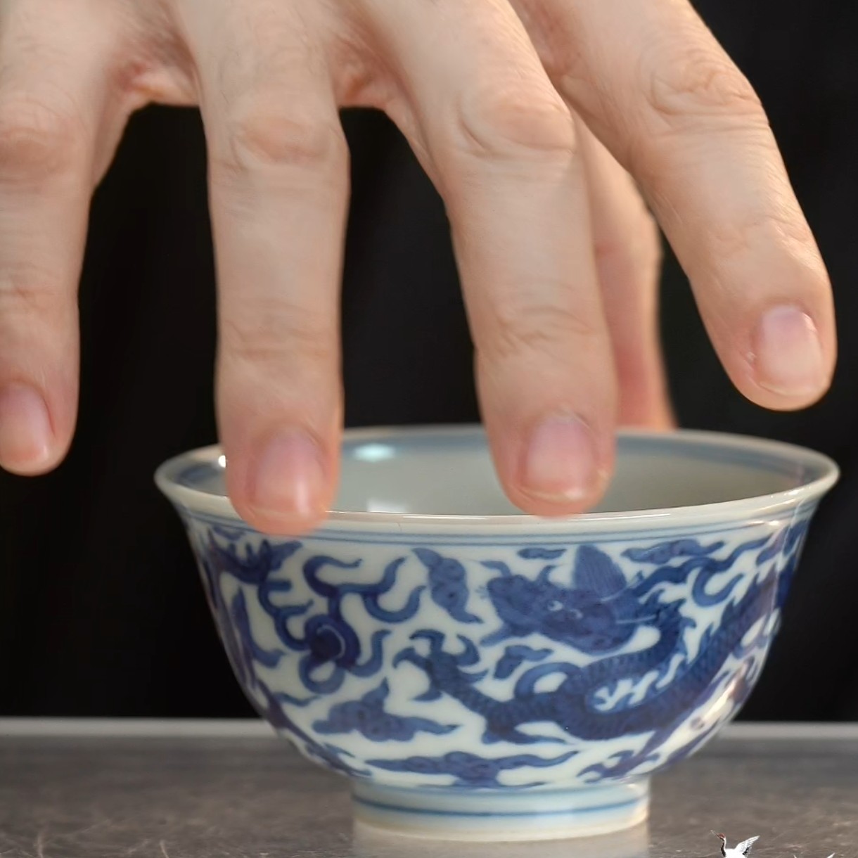 青花双龙戏珠纹压手杯